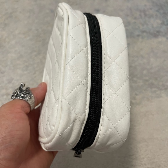 Brand New Faux Leather Quilted Coin Case/Make-Up Case In White 6” X 4” X 2.5” - Picture 3 of 8